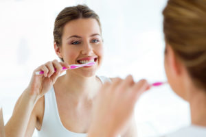 Mito o realidad: ¿Es seguro limpiar el cepillo de dientes con agua oxigenada?  - BedicaMedical